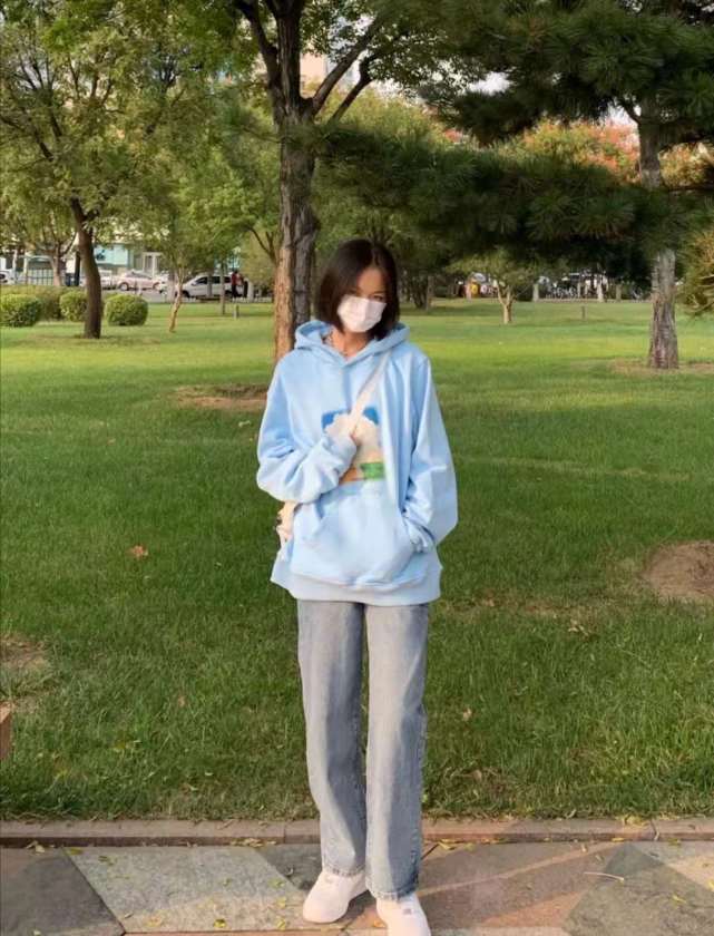 春天蓝色卫衣配什么颜色裤子好看