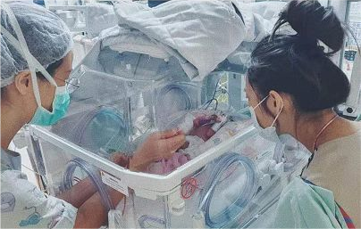 孩子早产了3个月,出生后仅有1公斤,拳头般大小,在保温箱里身体插满大