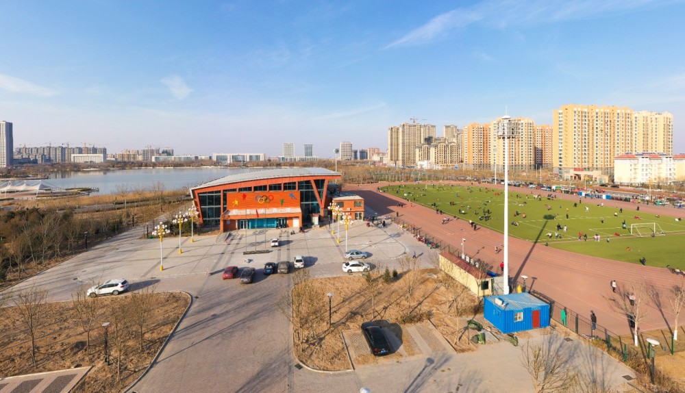 绿化,亮化等相应的配套设施一应俱全,极大地改善了阳信县居民体育锻炼