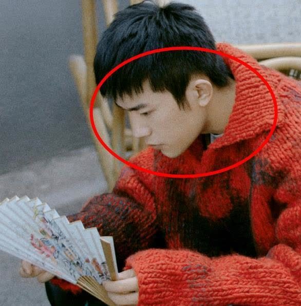 易烊千玺晒照不p图,侧脸被指像素人?粉丝没认出:变化真大