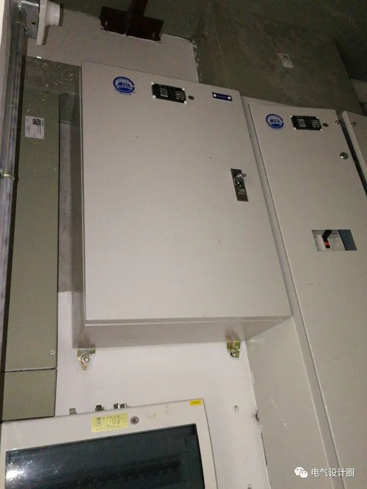 具体做法: (1)电梯机房配电箱的电源进线处应装设带有隔离功能的开关