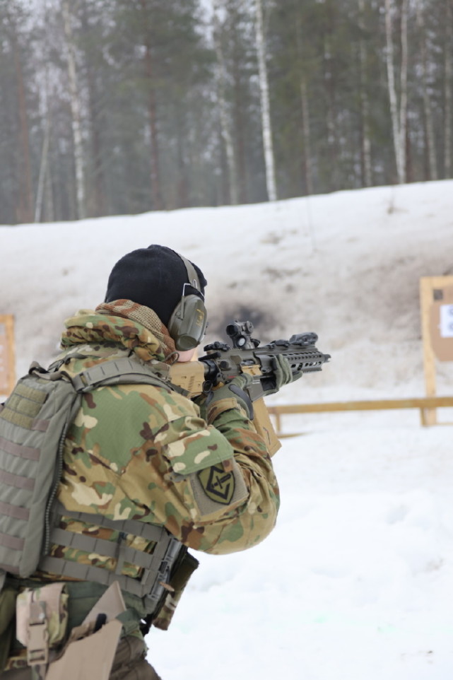 爱沙尼亚特种部队射击训练,到底是精锐,武器领先普通部队整整两代