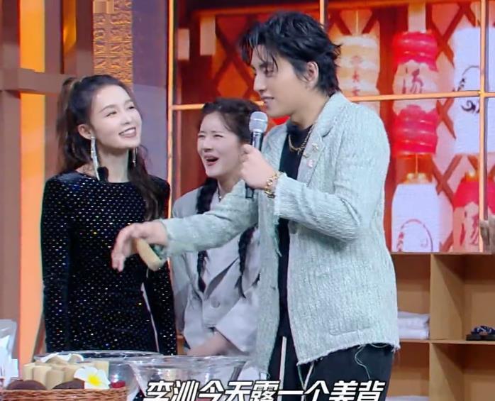王大陆喊老师给李沁后背拔罐,抱她肩膀不让逃,这下看清她背多美了