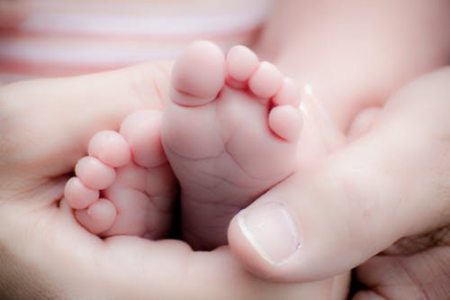 宝宝的小脚丫遍布神经和血管,经常摸一摸能够起到 促进血液循环的作用