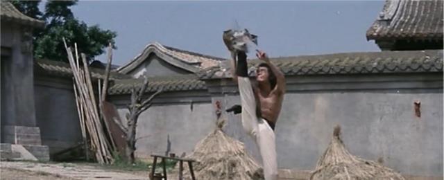 1977年香港两大腿王的一部武侠片捏碎鸡蛋的画面记忆至今