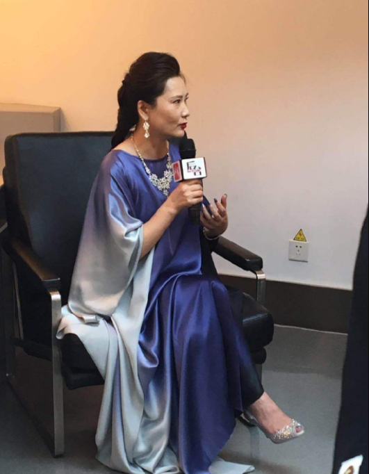 自然老去的何赛飞真优雅淡绿色长裙遮掩丰满身材气质果然高级