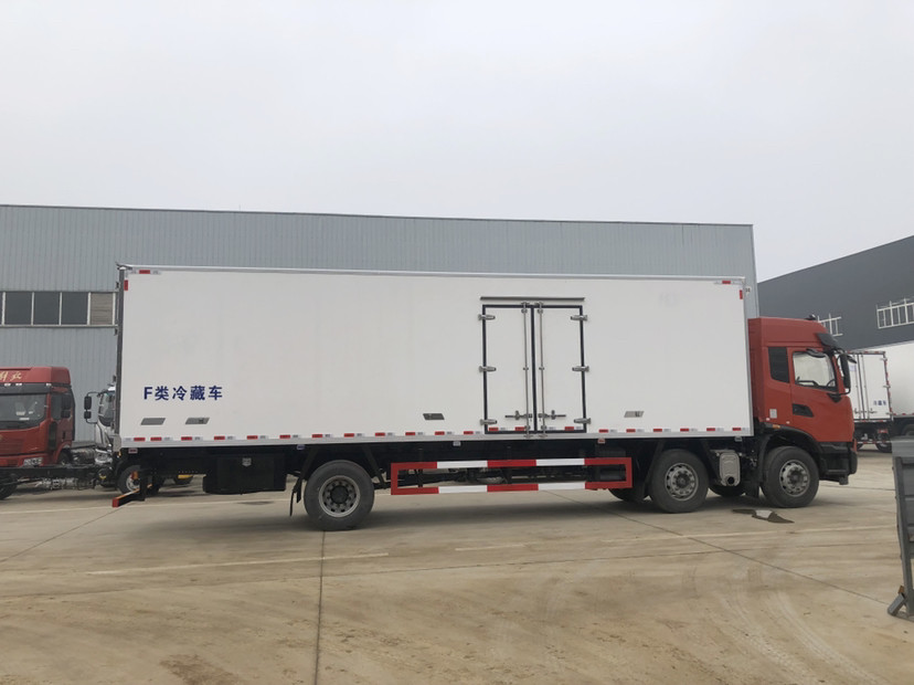 9米6东风小三轴冷藏车