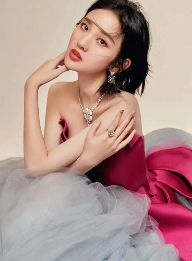 唐艺昕是中国内地女演员,自从2011年出演个人首部电视剧《后宫·甄嬛