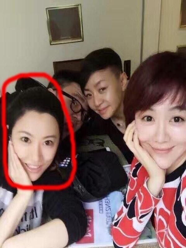 宋丹丹儿媳妇素颜劈叉,穿紧身衣显丰满上围,曾因街头吸烟被批
