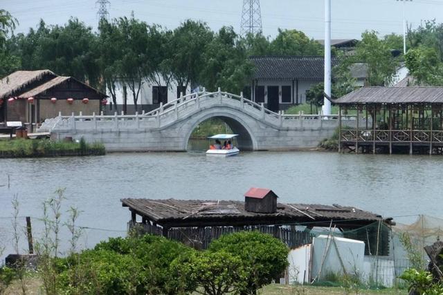 江苏华西村经济总量_江苏华西村墙图片(2)