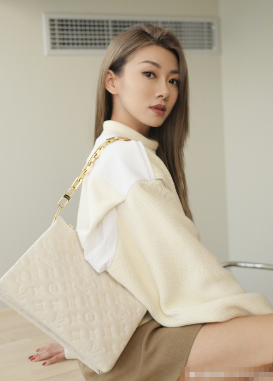 郑恺前任程晓玥晒美照细长美腿不输苗苗
