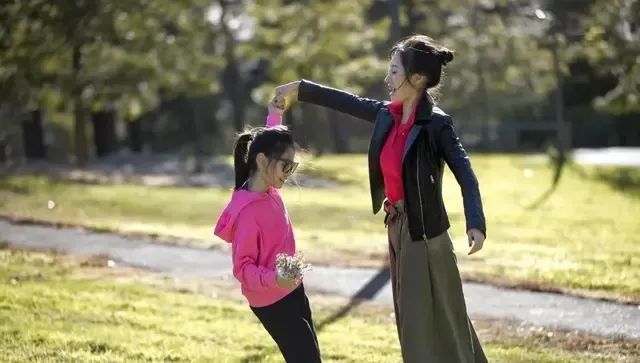 她是刘敏涛女儿,妈妈为了她不生二胎,她与富豪爸爸7年