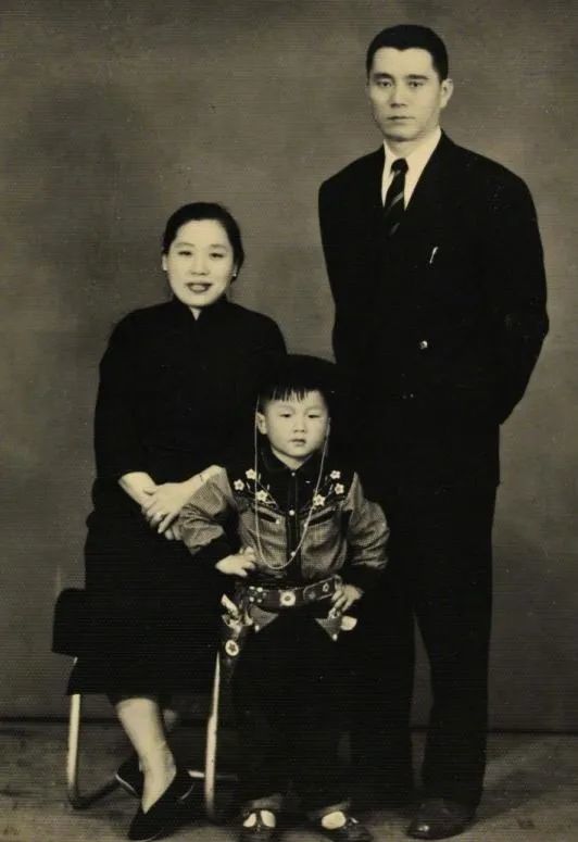 他是成龙同父异母的大哥,10岁时被父亲抛弃,73岁才见到明星弟弟