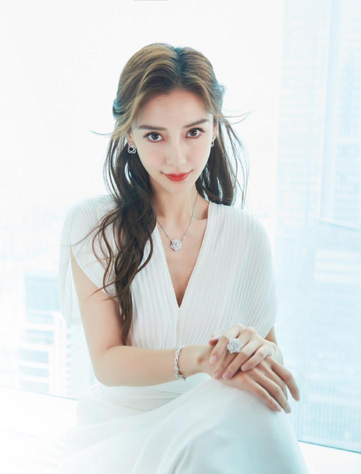 唯美无印女星丨杨颖baby美得不一样,服饰如何穿搭?教你穿出不一样的美