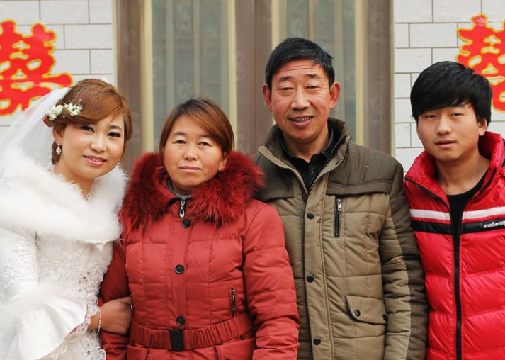 女大一不是妻女大三抱金砖是什么意思大一岁不算妻子吗