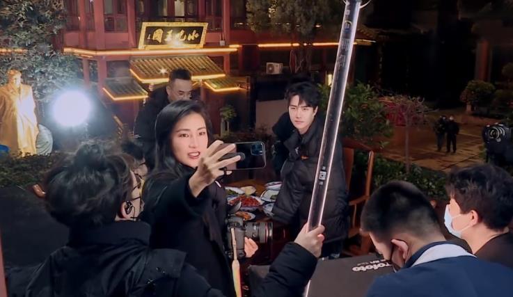 女工作人员为走红,拼命往王一博身上贴,乐乐当时的动作亮了