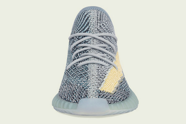这款配色以灰蓝色调视觉呈现,外观上与此前发售的 yeezy 350 v2 "