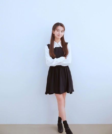 7号房的礼物小女孩晒近照,17岁长发披肩五官精致,网友