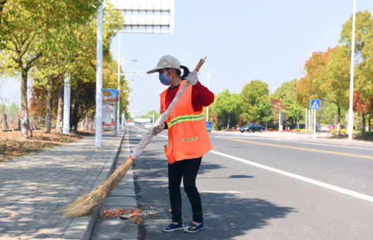 不需要成本,这个企业靠"扫大街"赚120亿,却有大半员工