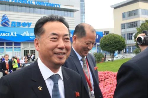 2016年6月,他开始担任内阁副总理,总管朝鲜的对外经济部门,并于2019年