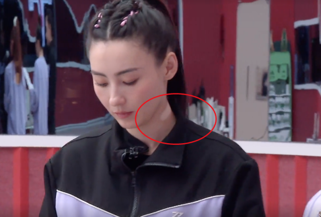 张柏芝年龄越大越年轻?脖子上贴的小东西成秘诀,观众了解后纷纷效仿