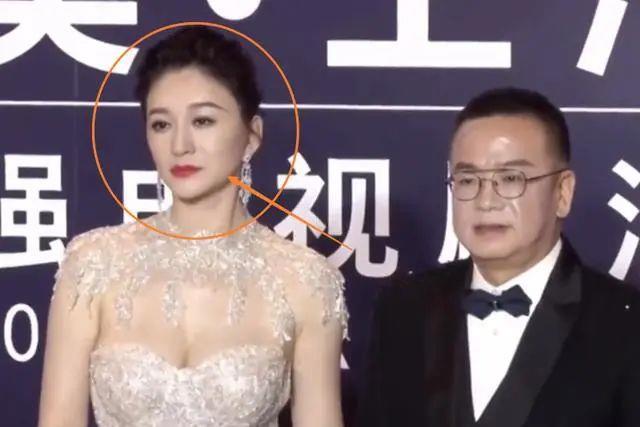 李小冉出席华鼎奖,无精修身材太吸睛,44岁状态简直让人看直了眼