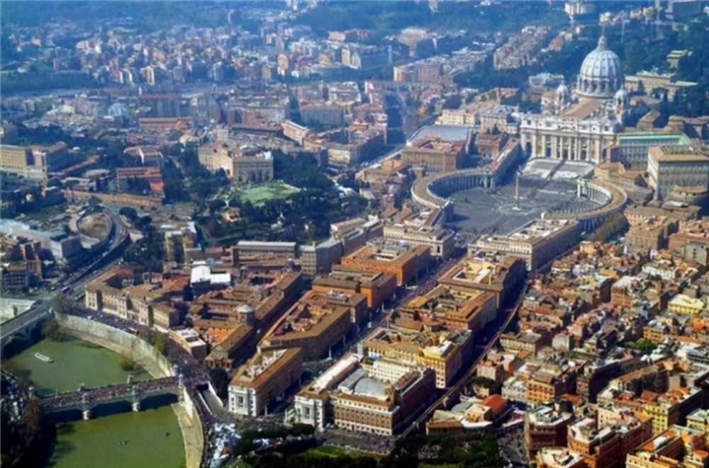 梵蒂冈常住人口800人约有300人是外交官千百年来无人敢入侵