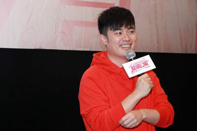 陈赫胖了更有好爸爸样,穿宽松卫衣遮身材,曲线圆滚滚看着挺幸福