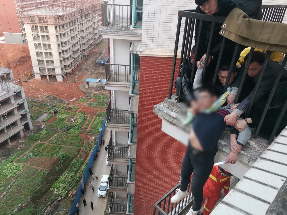 湖北咸宁一男孩拿着刀跳楼挂在11楼背后原因令人深思