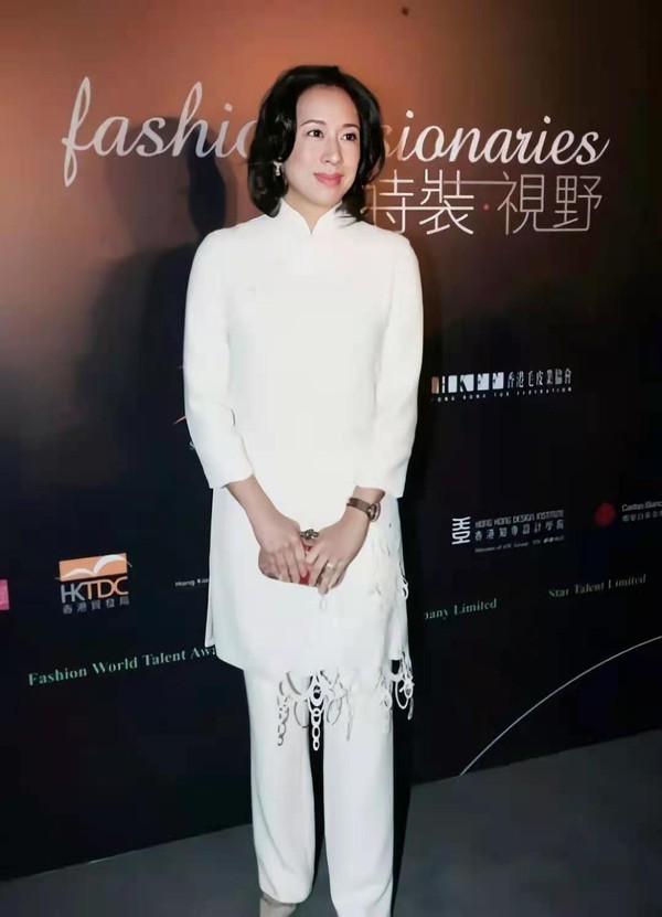朱玲玲私服真好看,海蓝色夹克搭半身裙显优雅,62岁一