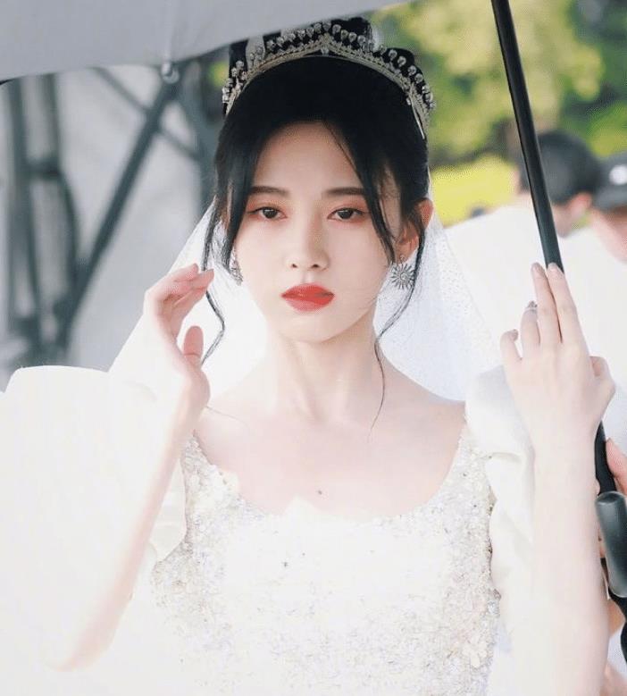 本以为许佳琪穿婚纱动人,鞠婧祎新剧路透出炉,两人颜值一目了然