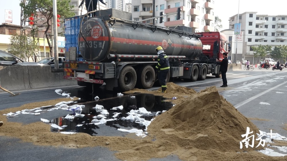 江门一辆运载31吨硫酸槽罐车发生泄漏,救援及时无伤亡