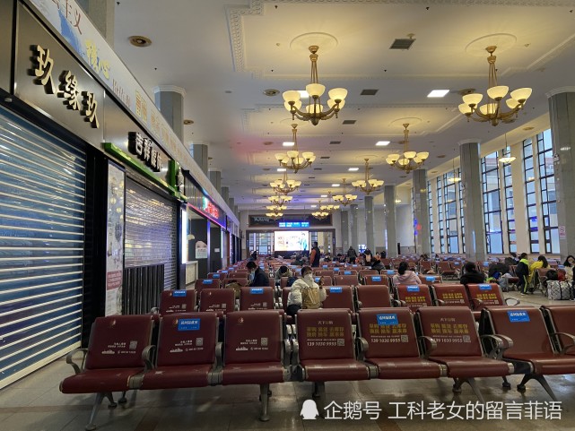 北京站候车室到处都是空座,这个景象也是多年不遇的.