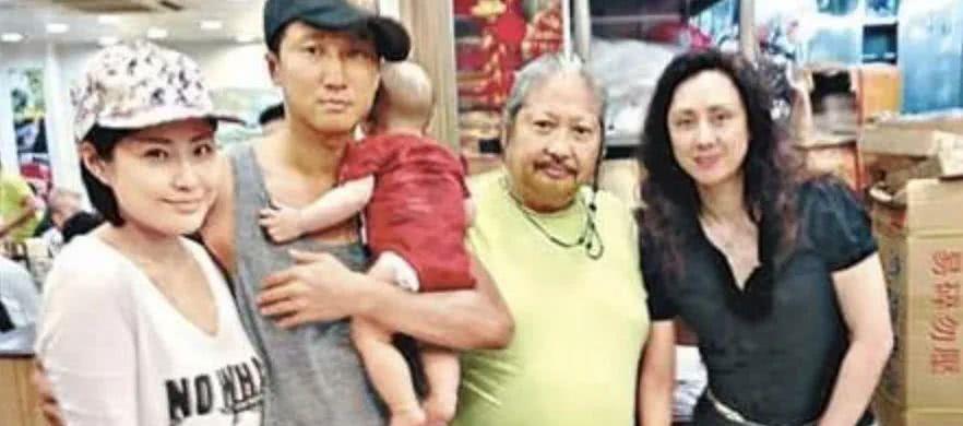 68岁洪金宝近照变瘦削老人,满头白发显沧桑,状态不如70岁谭咏麟