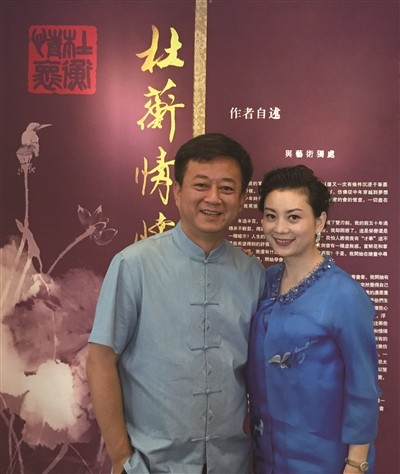 朱军老婆秀高抬腿,另一只腿却是弯的,都快成老太太了也不容易!