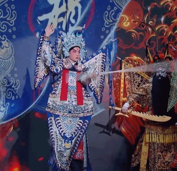 王一博京剧造型帅翻全网,可当看到肖战的"名伶照",一眼万年