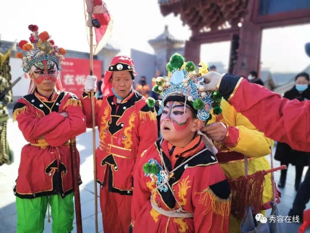 一位游客高兴地说:"这次来忻州古城看到这么精彩的社火表演