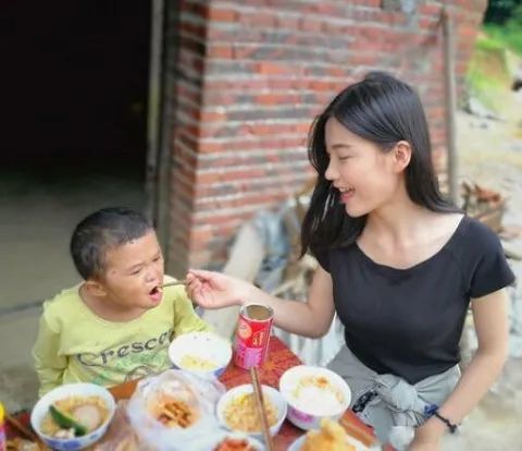 刘长江还许诺会给范小勤良好的学习环境,还给他专门配了一个美女保姆