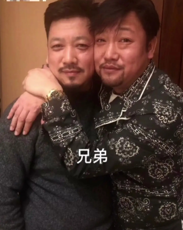 喜剧演员贾冰与小2岁妻子同框似父女曾被人说老牛吃嫩草