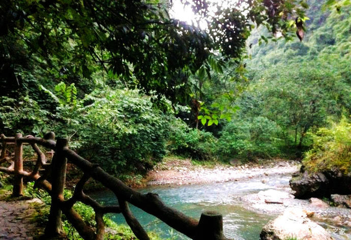 铁溪风景区是国家重点风景名胜区舞阳河十大景区之一,位于镇远县城