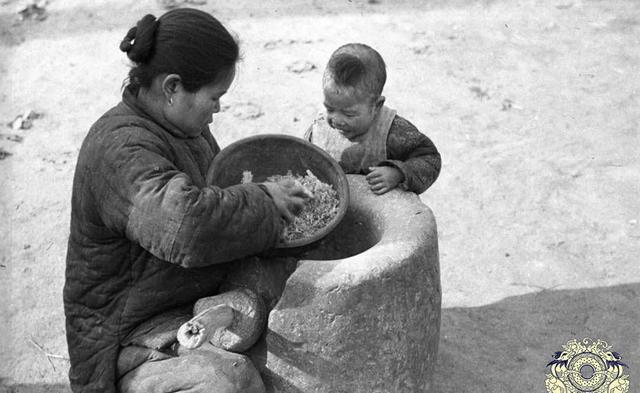 1942年河南大饥荒老照片:图3正在啃树皮,蒋介石看完照片腿发抖