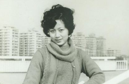 可怜的李红,为病重余秋雨远走做苦力,遭背叛离婚如今过得怎么样