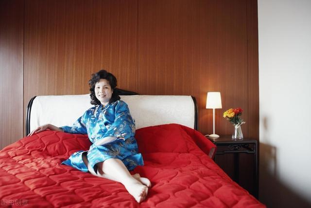 58岁阿姨:跟比自己儿子还小的男人结婚,婚后半年自己逃走了