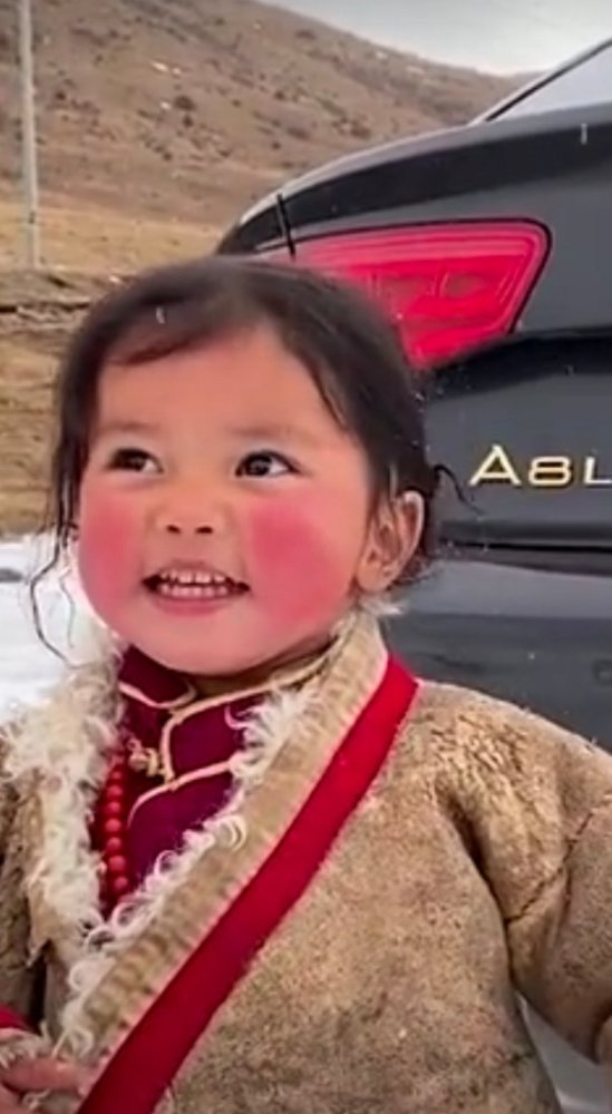 4岁甘孜小卓玛的雪地微笑