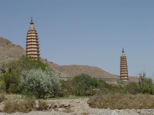 还有宁夏青铜峡108塔是中国古塔建筑中仅见的大型塔群,位于