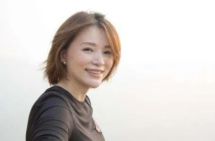 董卿年轻时候的照片曝光,颜值说是仙女也不为过,异国