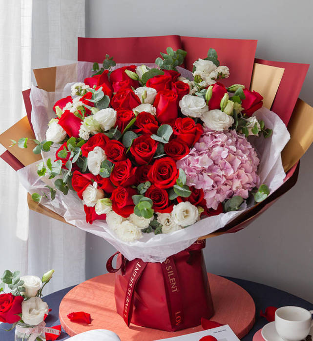 倍加珍惜 粉色系花束最受女性群体喜爱,康乃馨和玫瑰的温柔一览无遗