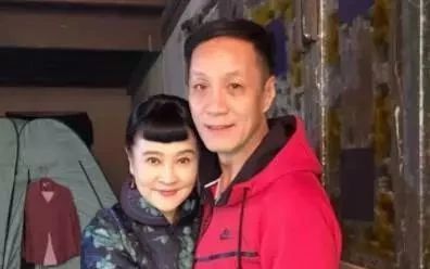 她是"家暴男"冯远征的妻子,结婚26年无儿无女,今65岁像30