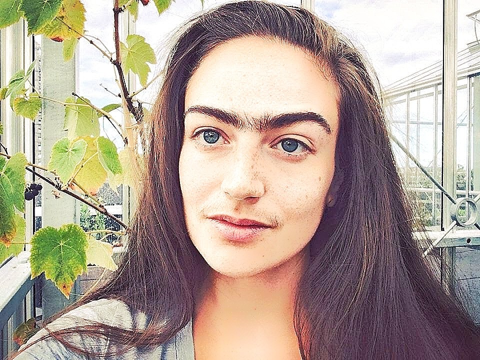 丹麦美女一年不修眉毛快长成连心眉直言上街时会被人嘲笑