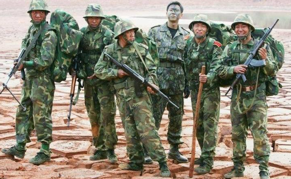 《士兵突击》剧组15年重聚首,真是谁来谁尴尬